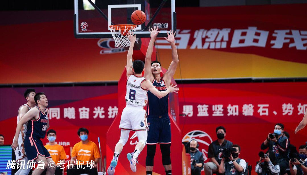 你可以把它理解成禽流感之后发生的事情，你也可以影射非典这个时候，你也可以考虑成是20世纪80年代。